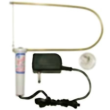 Cortador de isopor con arco dorado, mango blanco y adaptador de corriente negro sobre fondo blanco
